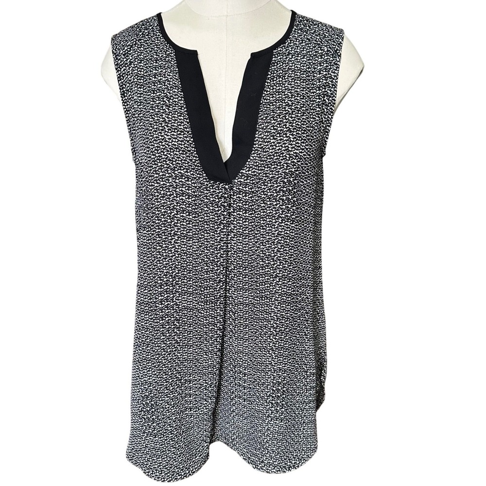 H&M Sleeveless Blouse Womens Size 2 Black White Textured‎ Split V-Neck Top